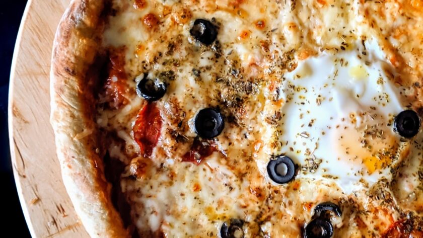 Comment Faire une Pizza aux Légumes Grillés avec une Pâte Prête à l’Emploi